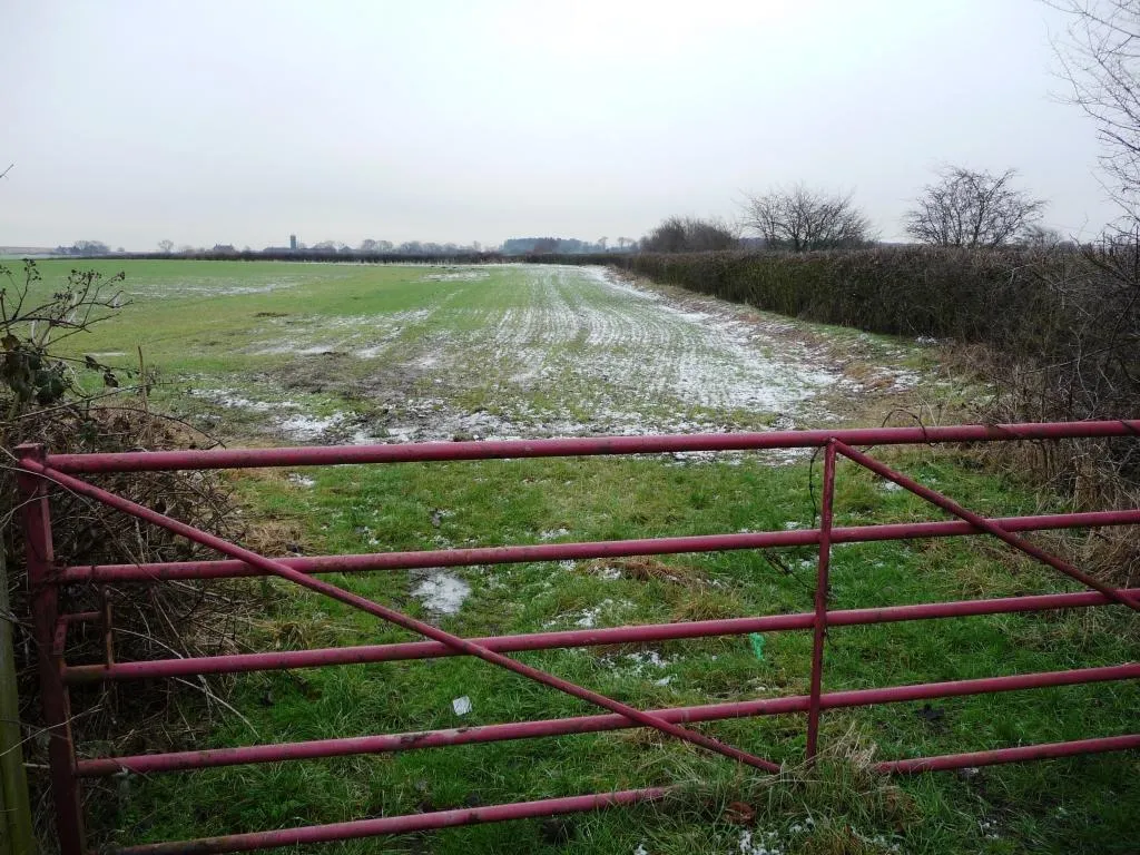 Photo showing: Gate into field, on the main road at Snydale