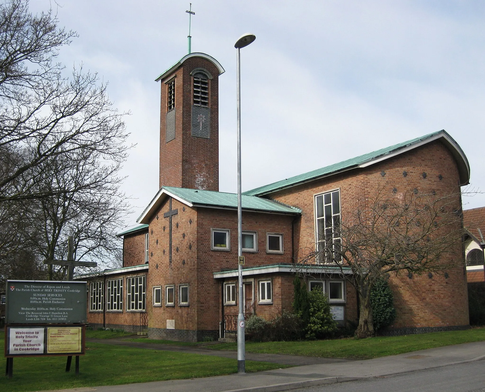 Photo showing: Holy Trinity parish church, Tinshill Lane, Cookridge, Leeds, West Yorkshire, LS16 7LW, seen from the southeast