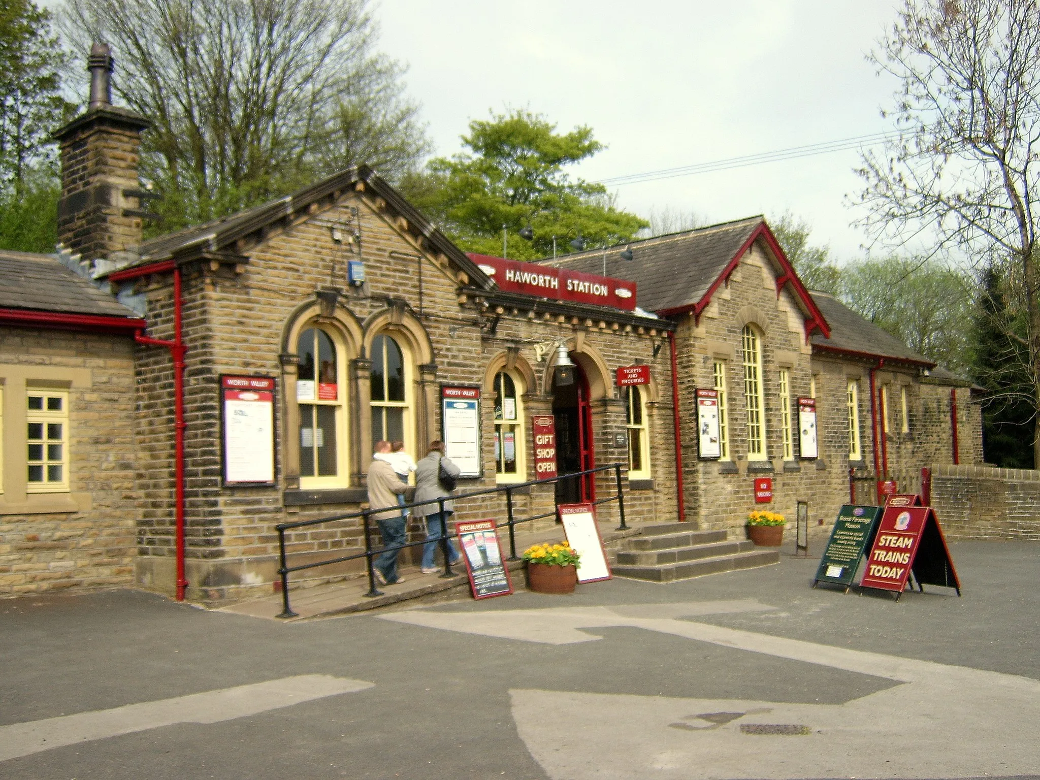 Photo showing: The entrance to the station building at Haworth Railway Station