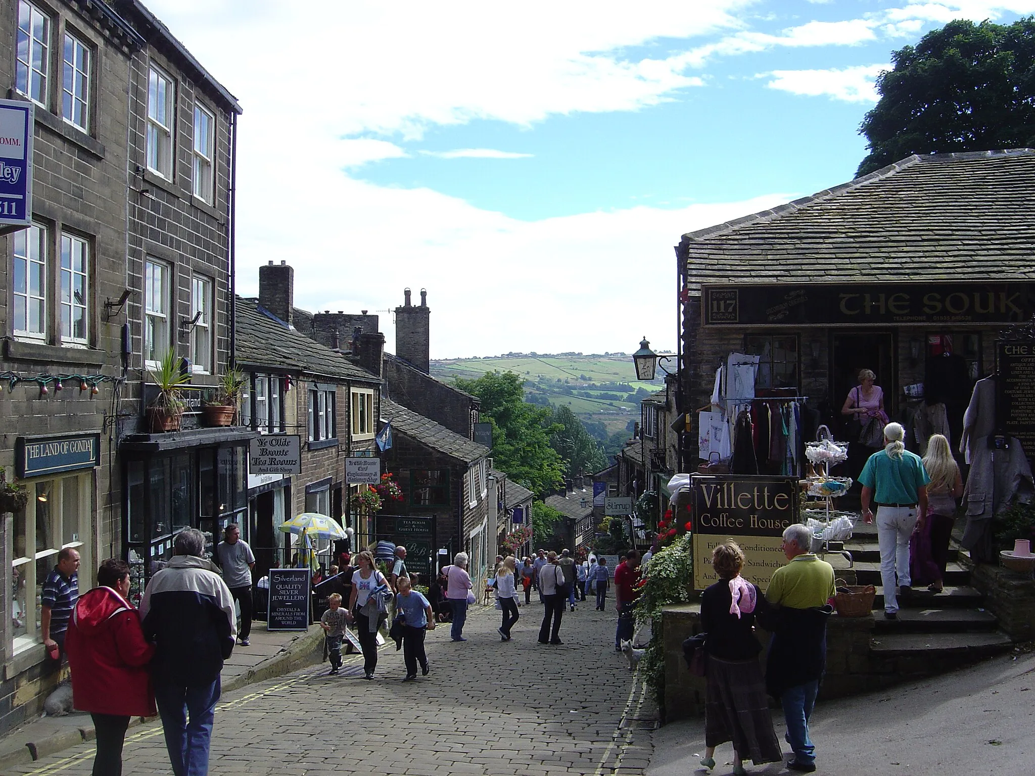 Photo showing: Haworth, West Yorkshire. Looking south down Main Street (that is its name) from grid reference SE030372.
28 August 2005.

This image is free to use.  taken by user:SpaceMonkey