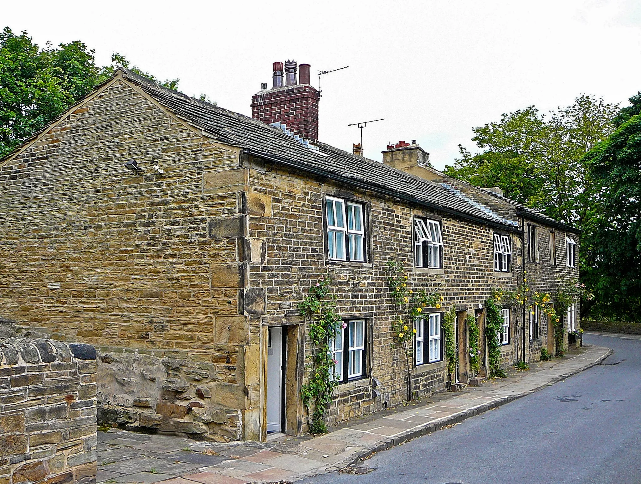 Photo showing: cottages in Fulneck