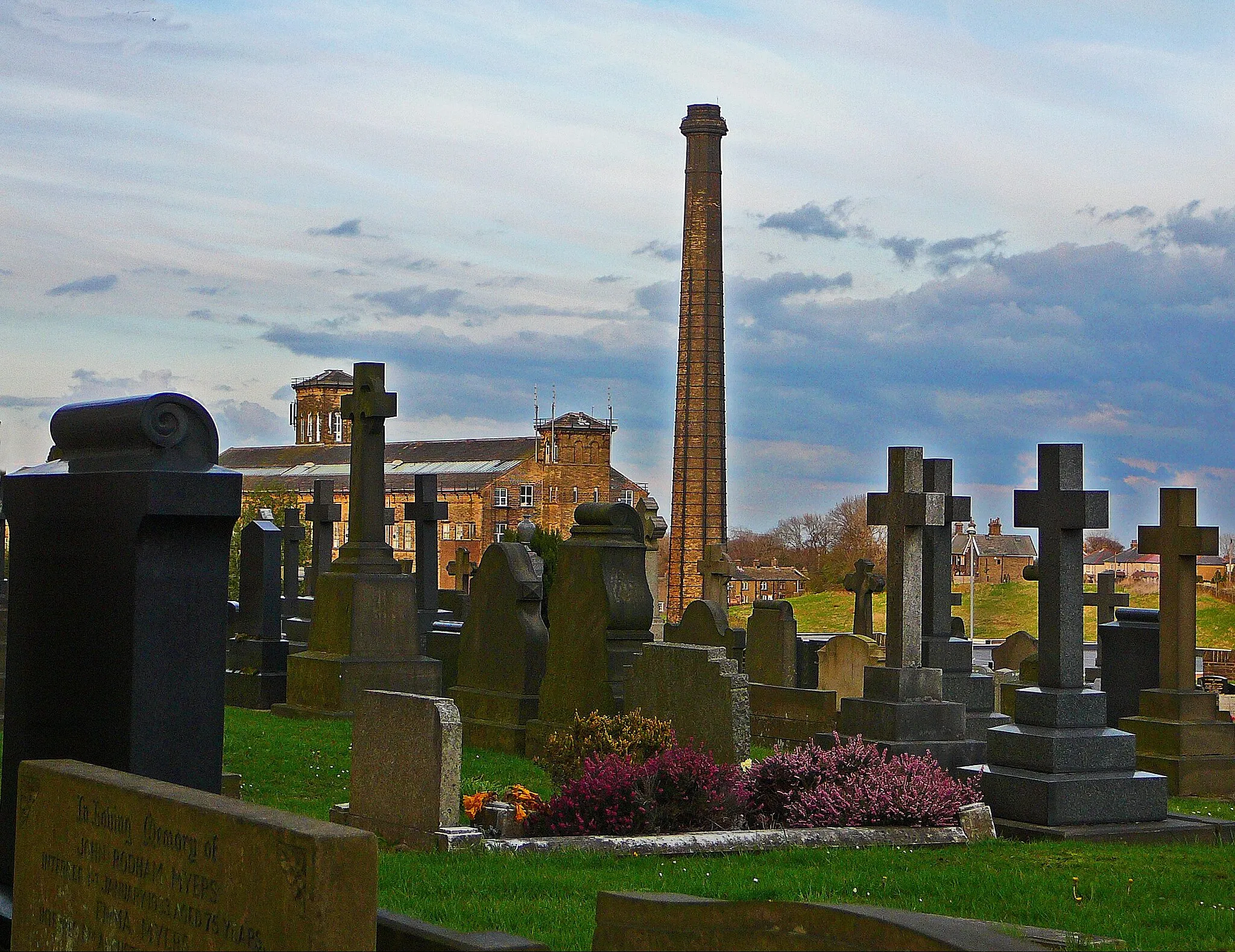 Photo showing: Queensbury Cemetery and Black Dyke Mills