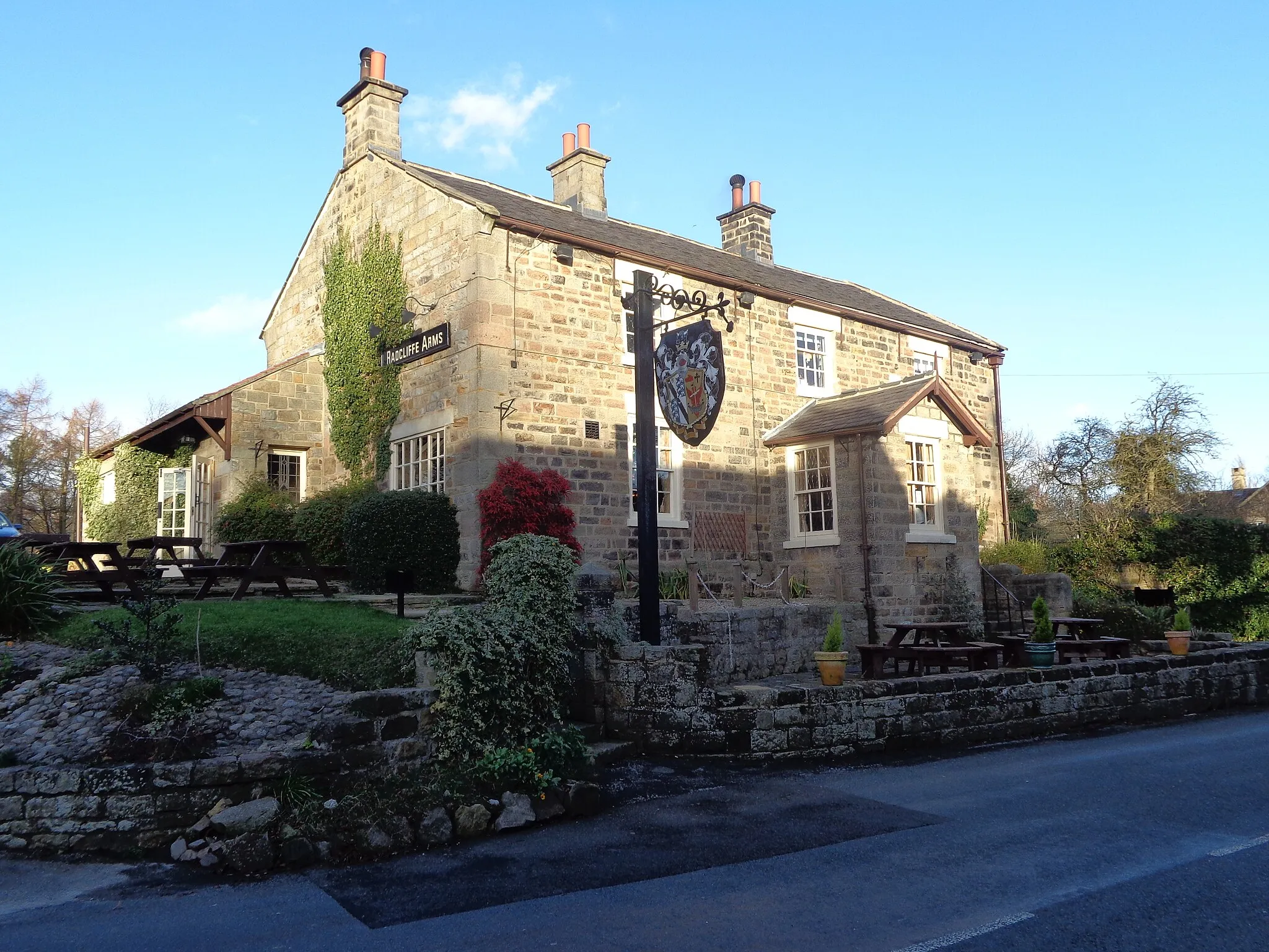 Photo showing: Radcliffe Arms, Pannal Road, Follifoot, North Yorkshire. Taken on the afternoon of Tuesday the 24th of December 2013.