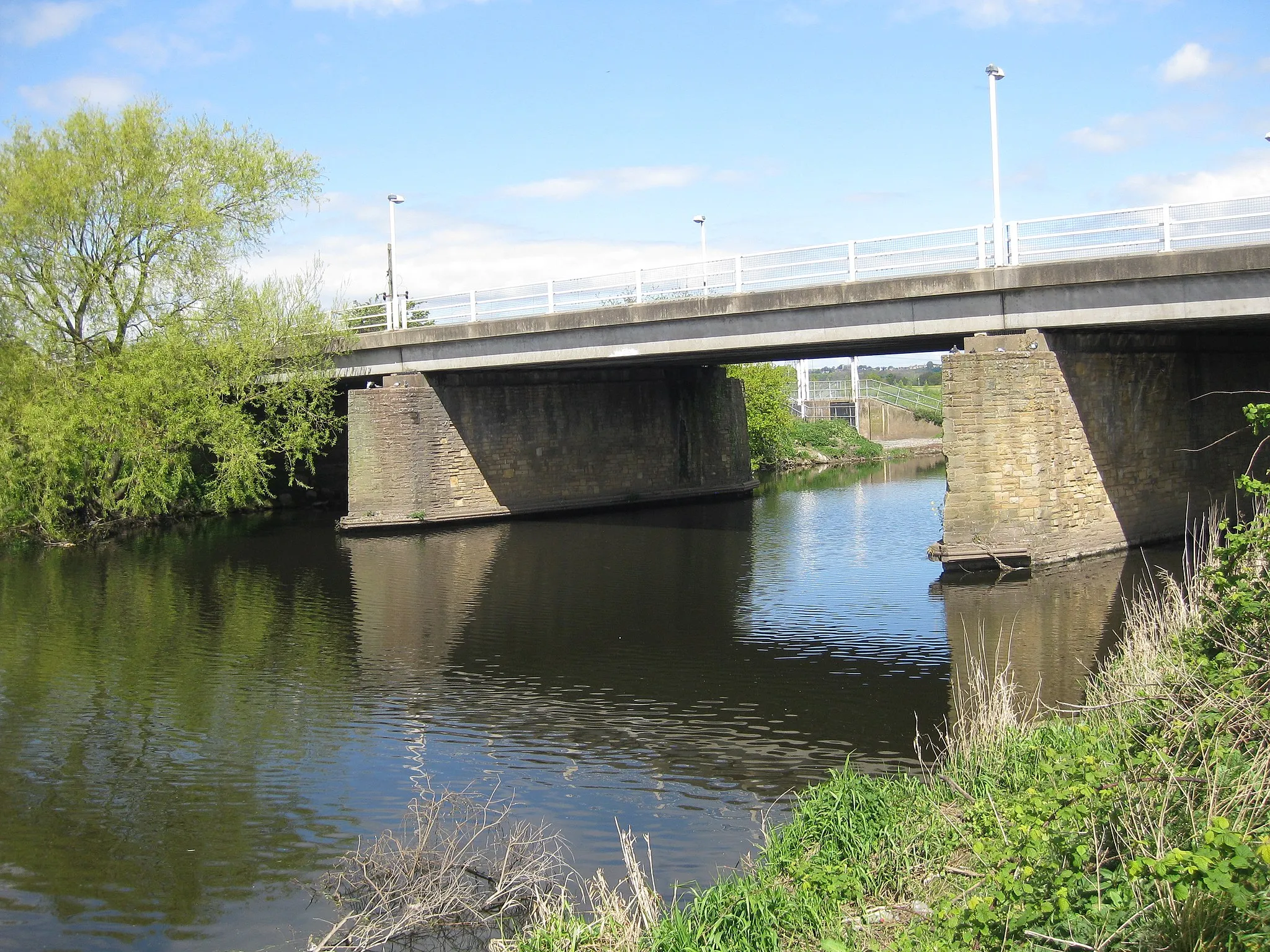 Photo showing: Methley Bridge  (Bridge 10).  The A639 Barnsdale Road crosses the River Calder.