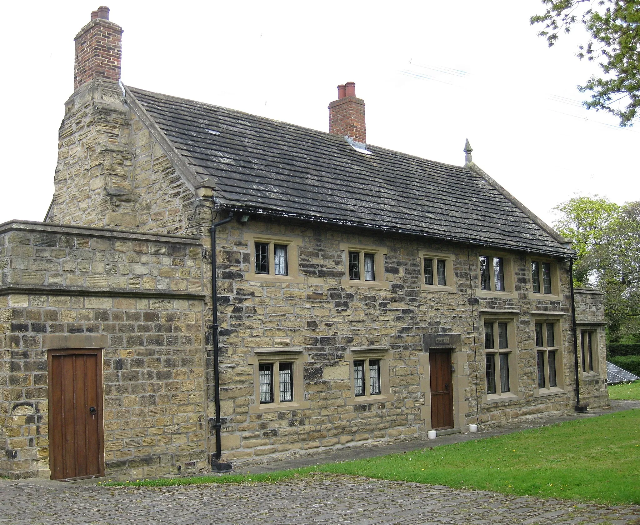 Photo showing: Old Pinder Green School, Watergate, Methley, LS26.  Also known as "Fatty Cake" School House. 1637 Grade II listed.  Sandstone with slate roof.