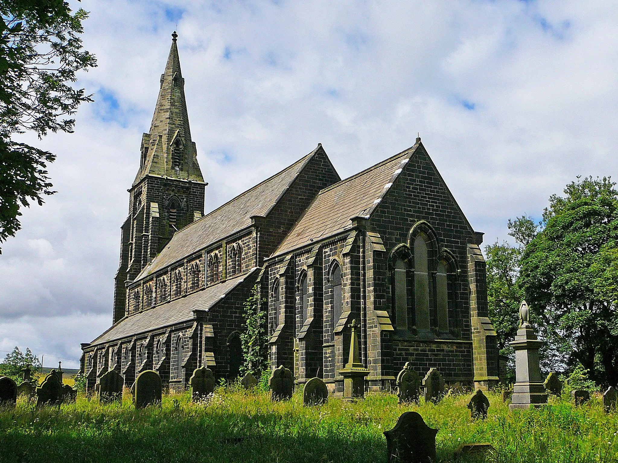 Photo showing: St Paul's parish church, Denholme, West Yorkshire, seen from the southeast