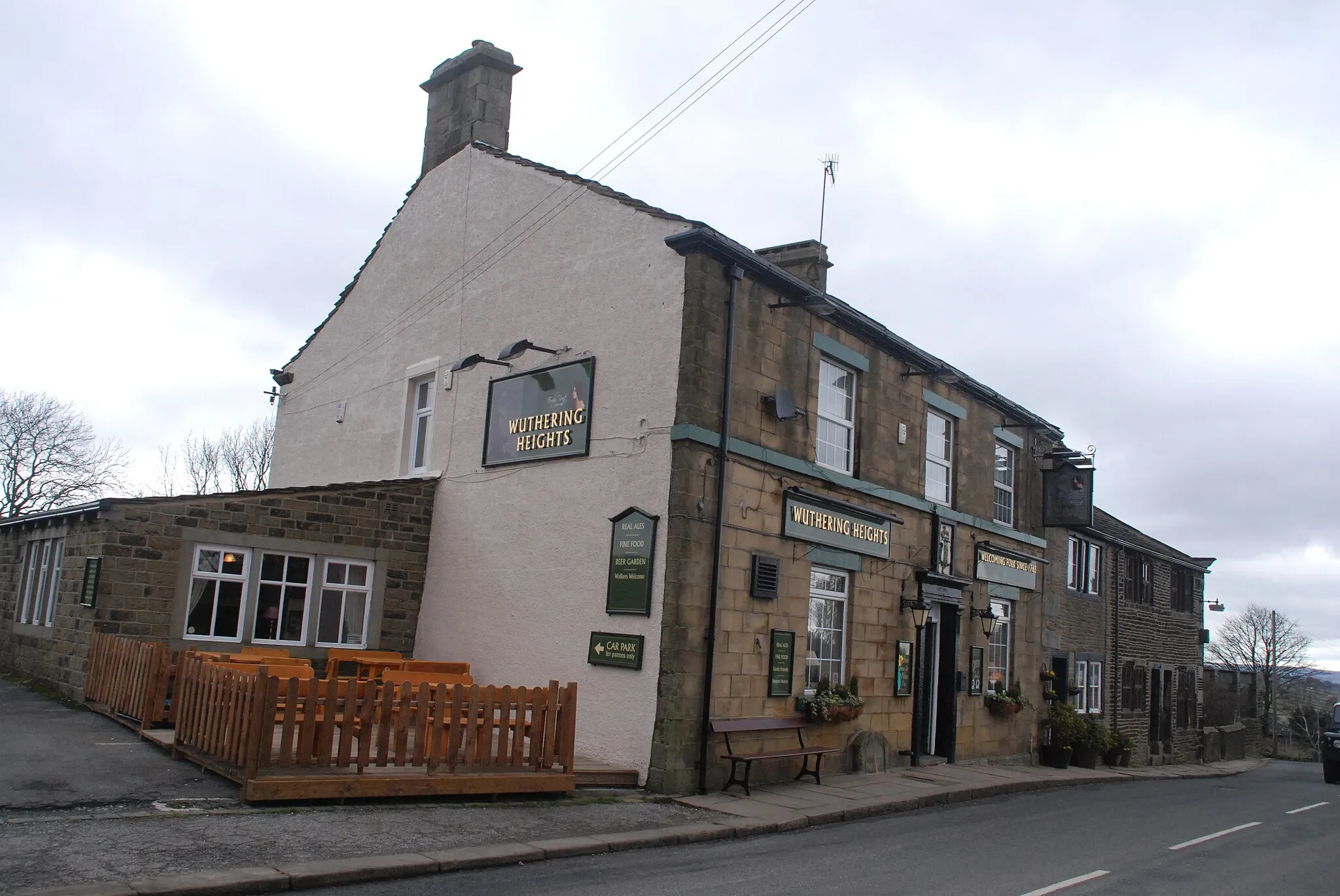 Photo showing: Wuthering Heights public house, Main Street, Stanbury, West Yorkshire, seen form the southwest.
Built early to mid 18th century. In use as a public house since 1763 when named The Cross Inn.

Date stone inscribed: G.M.T. 1835. (George Taylor). Date when bought by George Taylor in 1835.