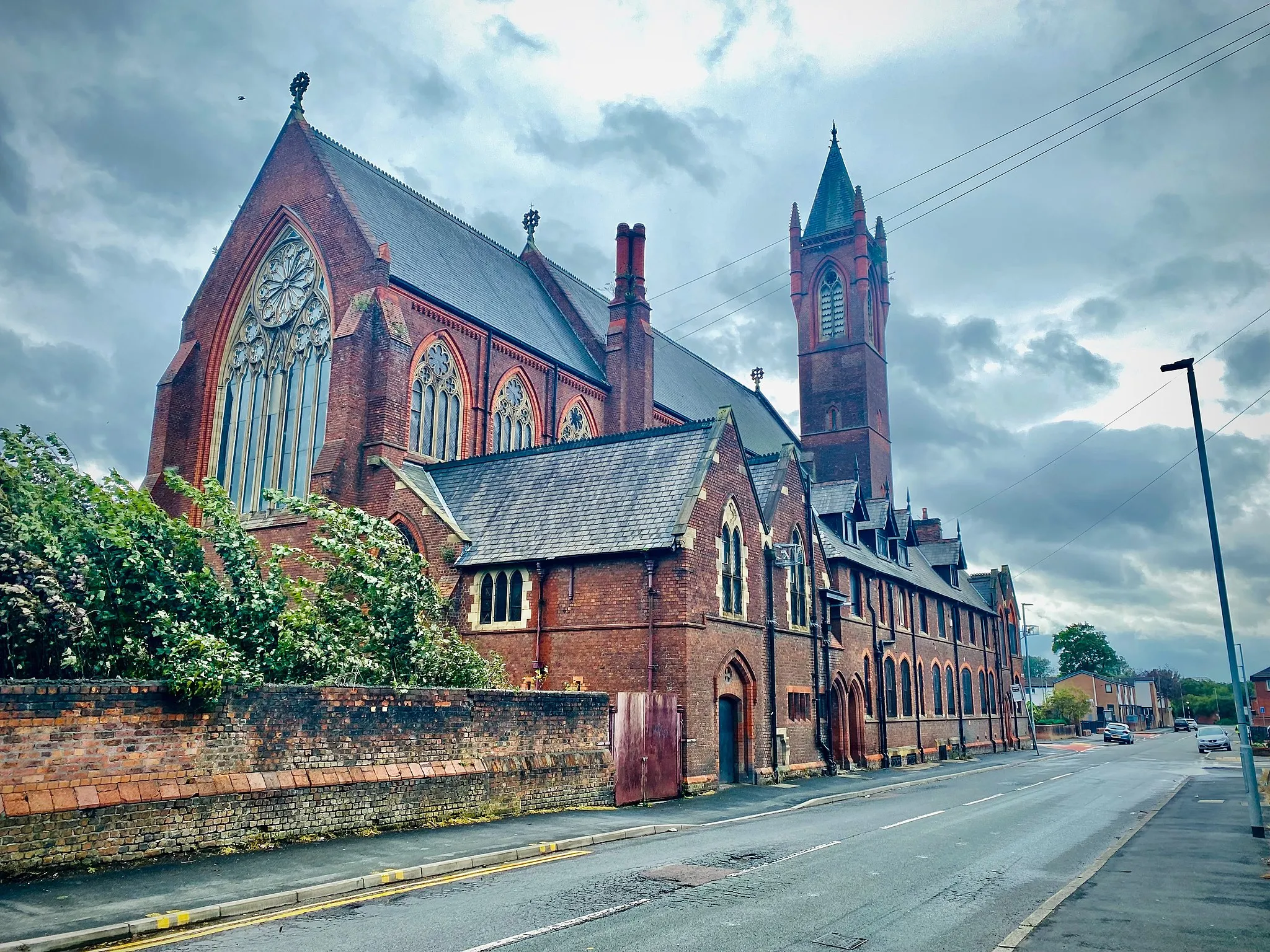 Photo showing: St Benedict’s Church, Gorton, Manchester, UK. Architect J. S. Crowther, 1880