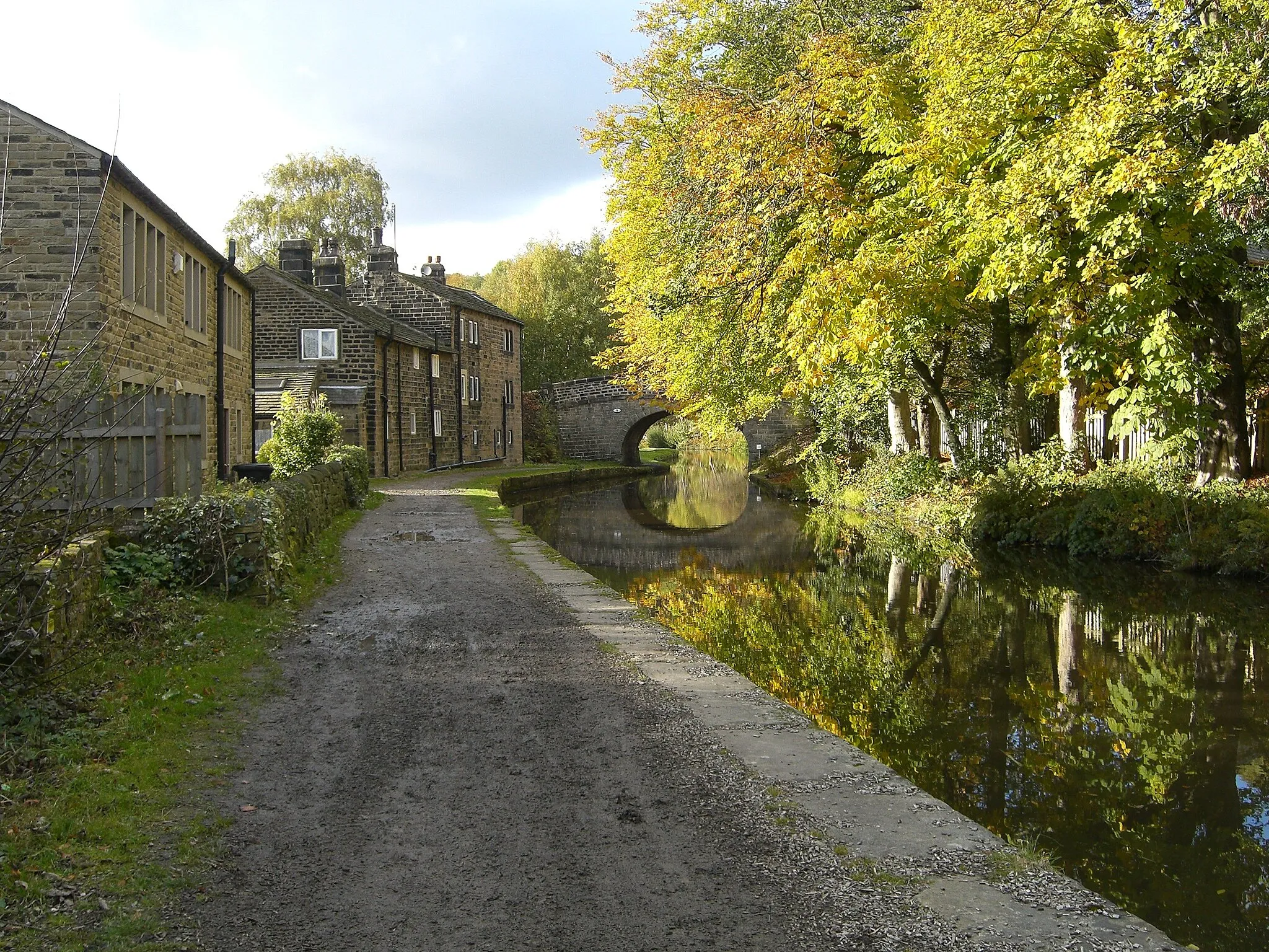 Photo showing: Canal at Mytholmroyd