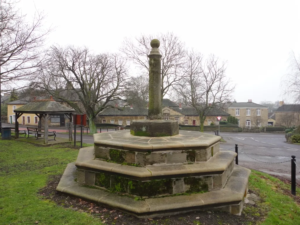 Photo showing: Picture of the medieval village cross in the centre of Ackworth, West Yorkshire