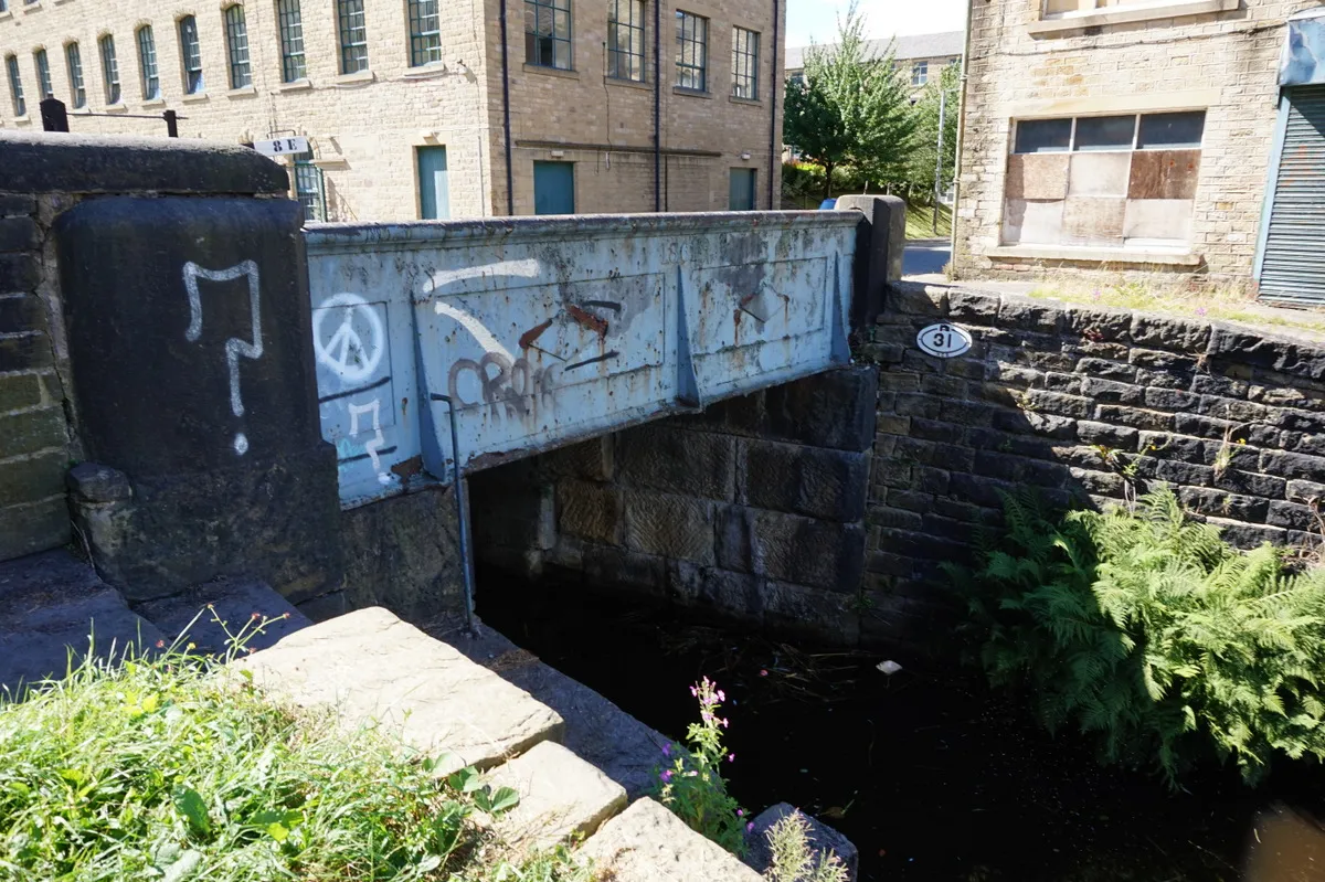 Photo showing: Photograph of Armitage Bridge carrying Tanyard Road over the Huddersfield Narrow Canal, Milnsbridge, Golcar, Kirklees, West Yorkshire, England