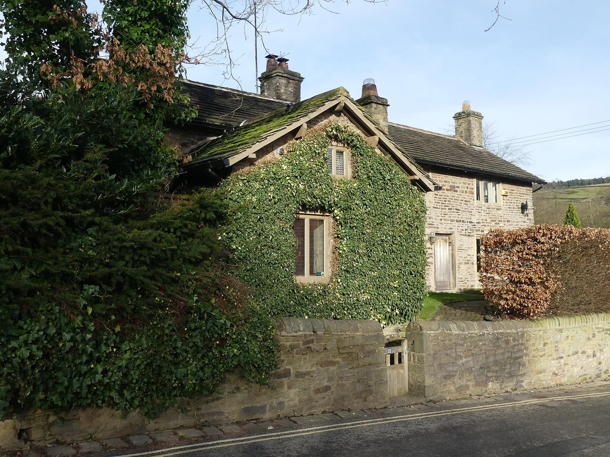 Photo showing: 12 and 14, Wellgate: Grade II listed house (formerly two cottages) in Old Glossop, Derbyshire. Wikidata has entry 12 and 14, Wellgate (Q26664151) with data related to this item.